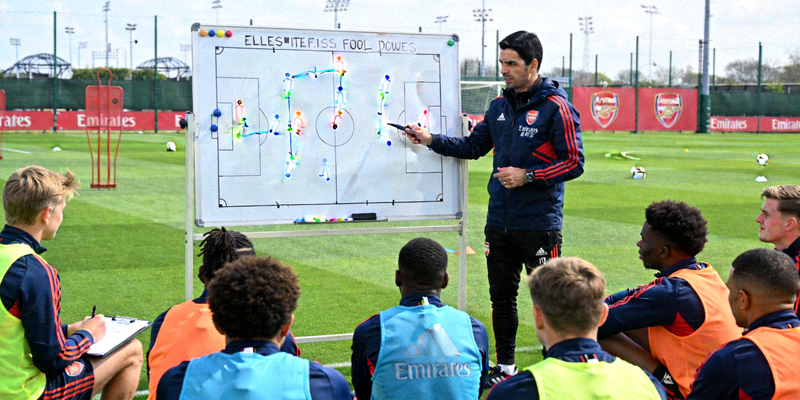 阿森纳主帅阿尔特塔在训练场讲解战术的新闻图片