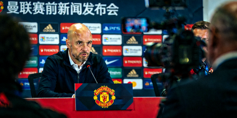 曼联主帅滕哈格出席赛前新闻发布会表情严肃的新闻图片