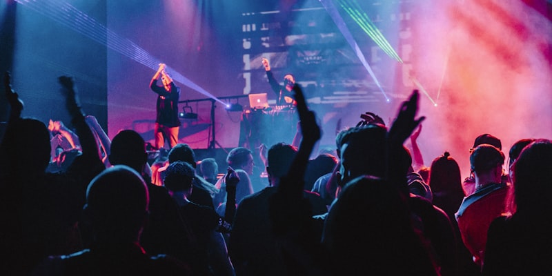 社交媒体上关于欧冠决赛直播的讨论截图