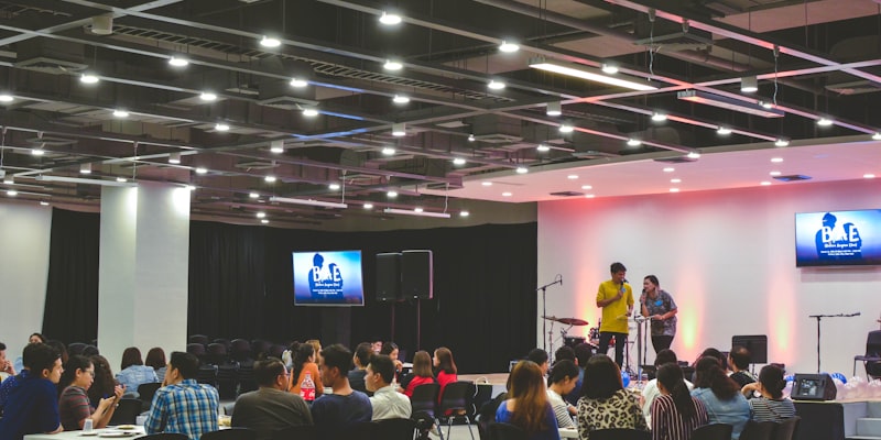 综合性体育场馆，象征奥运会等多项目赛事直播能力