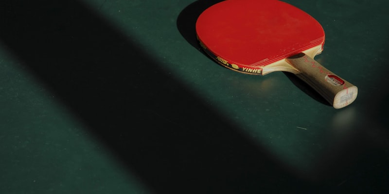 CBA广东队主教练杜锋在场边布置战术的严肃表情