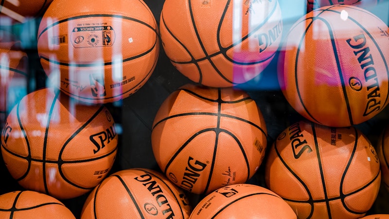 西班牙对阵法国国际足球友谊赛直播画面，球员庆祝进球