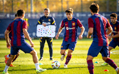 新闻配图：巴塞罗那队球员在训练场上进行战术演练，专注认真