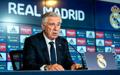 新闻配图：皇马主教练安切洛蒂在赛前新闻发布会上发言，表情严肃