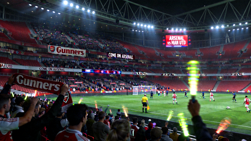 英超阿森纳主场迎战曼联的比赛直播画面，酋长球场气氛热烈