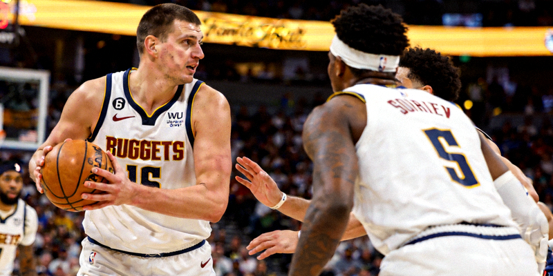 约基奇在总决赛第一场比赛中持球组织进攻